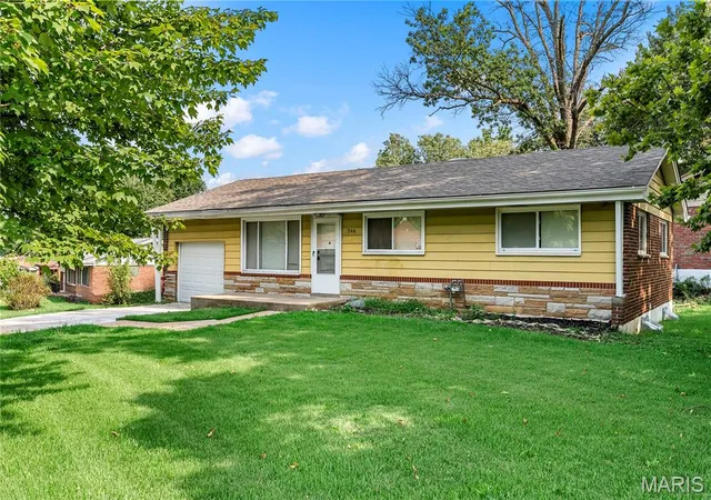 Photo 3 of Single family home for sale at 944 Lebon Dr, Saint Louis, MO 63137 | MLS# MIS26051656 | Listing updated on 2026-09-01