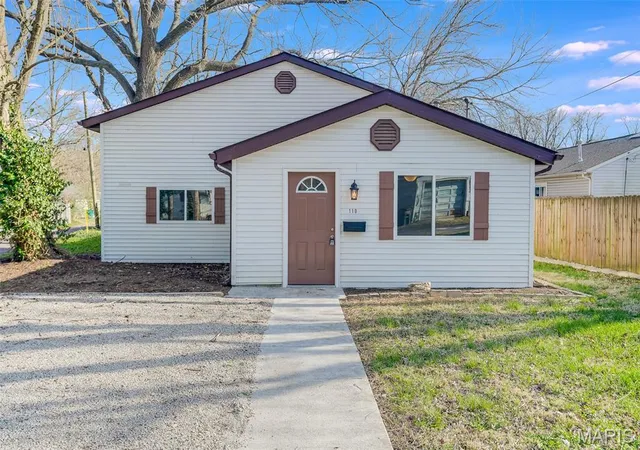 Photo 2 of Sale Pending at 110 S 32nd St, Belleville, IL 62226 | MLS# MIS26051657 | Listing updated on 2026-08-19