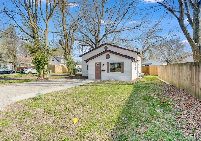 Photo 3 of Sale Pending at 110 S 32nd St, Belleville, IL 62226 | MLS# MIS26051657 | Listing updated on 2026-08-19