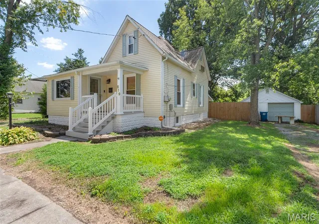 Photo 2 of Single family home for sale at 819 W Maplewood, Marion, IL 62959 | MLS# MIS26051669 | Listing updated on 2026-08-26