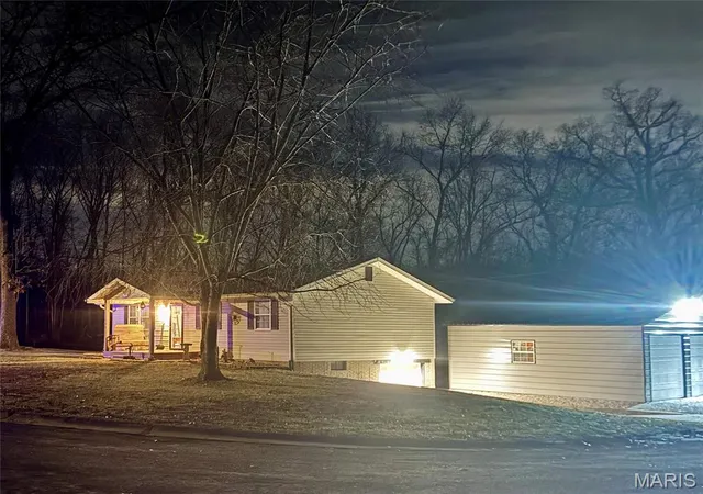 Photo 2 of Sale Pending at 15337 Jeffrey Ln, Brighton, IL 62012 | MLS# MIS26051673 | Listing updated on 2026-08-17