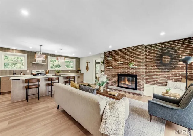Photo 3 of Sale Pending at 8751 Townhill Dr, Saint Louis, MO 63126 | MLS# MIS26051681 | Listing updated on 2026-08-17