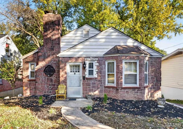 Photo 2 of Single family home for sale at 715 E Jackson Rd, Saint Louis, MO 63119 | MLS# MIS26051684 | Listing updated on 2026-10-22