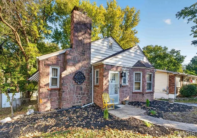 Photo 3 of Single family home for sale at 715 E Jackson Rd, Saint Louis, MO 63119 | MLS# MIS26051684 | Listing updated on 2026-10-22