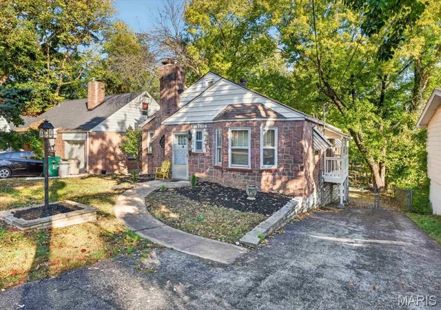 Photo 3 of Single family home for sale at 715 E Jackson Rd, Saint Louis, MO 63119 | MLS# MIS26051684 | Listing updated on 2026-10-22