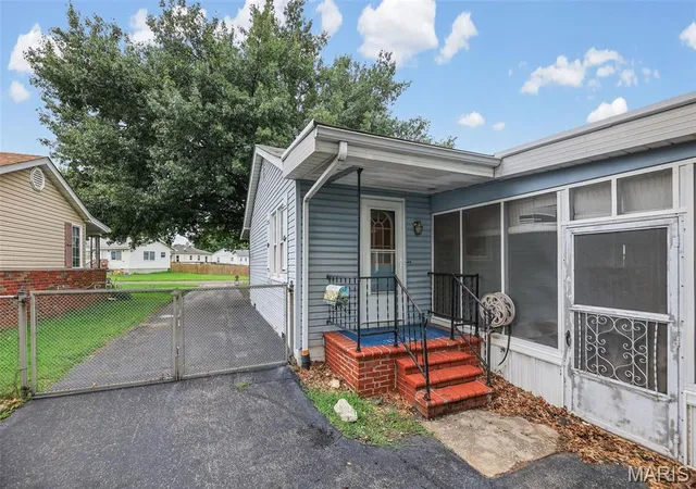 Photo 3 of Single family home for sale at 612 6th St, East Alton, IL 62024 | MLS# MIS26051689 | Listing updated on 2026-09-07