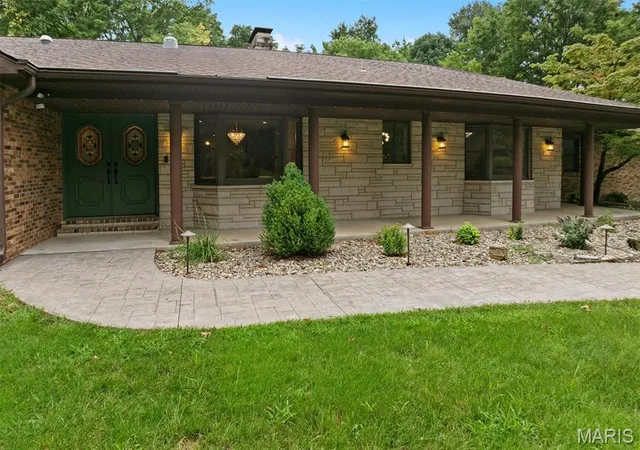 Photo 3 of Sale Pending at 43 Sugar Ln, Collinsville, IL 62234 | MLS# MIS26051710 | Listing updated on 2026-09-30