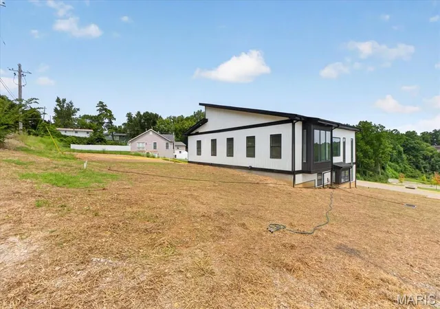 Photo 3 of Single family home for sale at 986 Hydeaway Ct, Fenton, MO 63026 | MLS# MIS26051751 | Listing updated on 2026-09-02