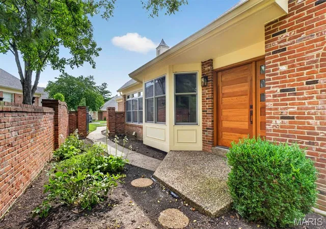 Photo 2 of Condo for sale at 2217 Croydon Walk, Saint Louis, MO 63131 | MLS# MIS26051775 | Listing updated on 2026-08-17