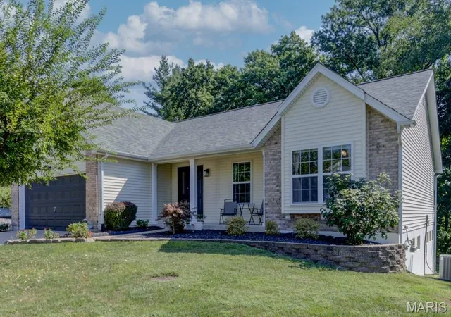 Photo 2 of Sale Pending at 42 Arborshadow Ct, Saint Peters, MO 63376 | MLS# MIS26051815 | Listing updated on 2026-09-28