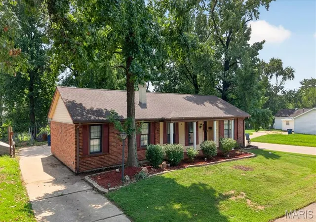 Photo 4 of Sale Pending at 3608 Whispering Woods Dr, Florissant, MO 63031 | MLS# MIS26051821 | Listing updated on 2026-10-08