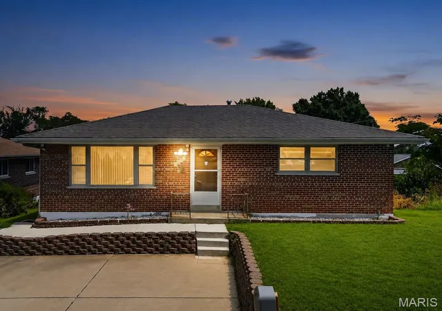 Photo 1 of Sale Pending at 4720 Collins Ct, Saint Louis, MO 63116 | MLS# MIS26051829 | Listing updated on 2026-08-18