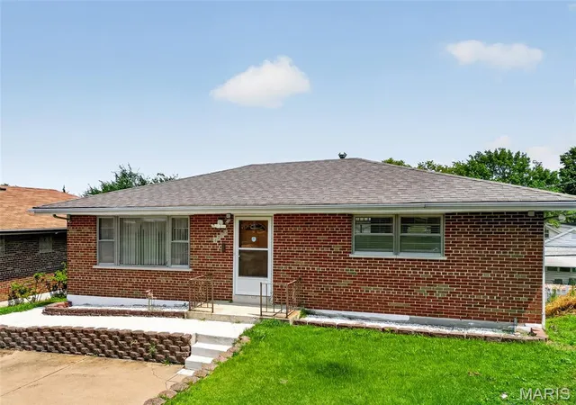 Photo 2 of Sale Pending at 4720 Collins Ct, Saint Louis, MO 63116 | MLS# MIS26051829 | Listing updated on 2026-08-18