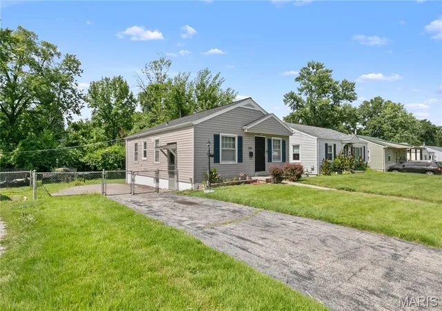 Photo 3 of Sale Pending at 3241 Lynros Dr, Saint Ann, MO 63074 | MLS# MIS26051830 | Listing updated on 2026-09-04