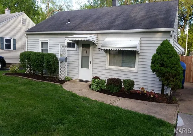 Photo 1 of Single family home for sale at 104 N Saint Jacques St, Florissant, MO 63031 | MLS# MIS26051842 | Listing updated on 2026-08-12