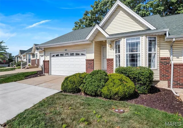 Photo 2 of Sale Pending at 404 Cardinal Commons Ct, St Peters, MO 63376 | MLS# MIS26051860 | Listing updated on 2026-09-03