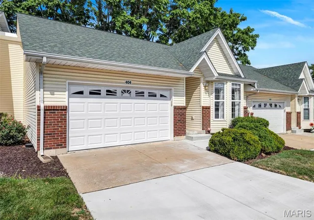 Photo 3 of Sale Pending at 404 Cardinal Commons Ct, St Peters, MO 63376 | MLS# MIS26051860 | Listing updated on 2026-09-03