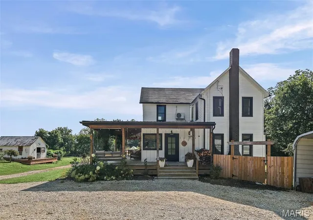 2nd image of 26066 Elsah Hills Dr, Dow, IL 62022 | MLS# MIS26051868