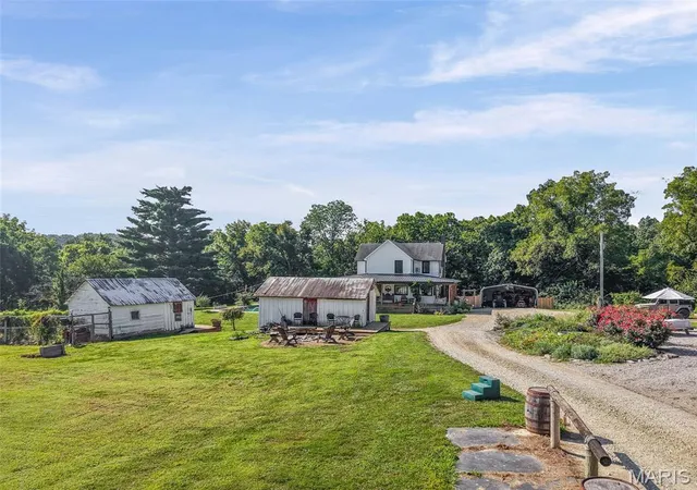 3rd image of 26066 Elsah Hills Dr, Dow, IL 62022 | MLS# MIS26051868