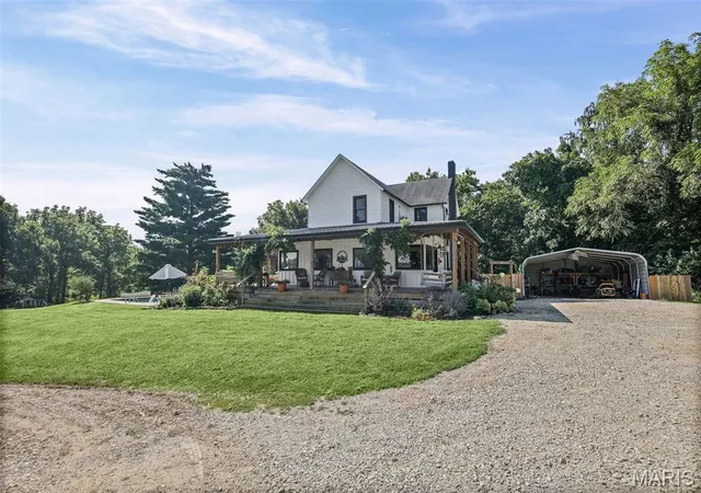 4th image of 26066 Elsah Hills Dr, Dow, IL 62022 | MLS# MIS26051868