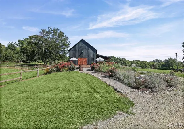 5th image of 26066 Elsah Hills Dr, Dow, IL 62022 | MLS# MIS26051868
