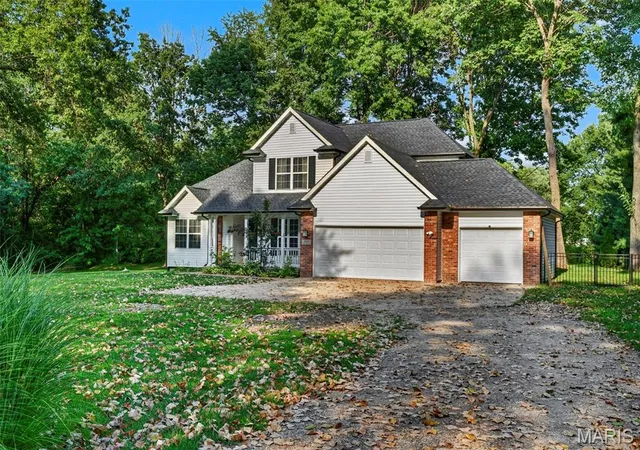 Photo 3 of Single family home for sale at 3820 White Oak Ln, Edwardsville, IL 62025 | MLS# MIS26051876 | Listing updated on 2026-09-20