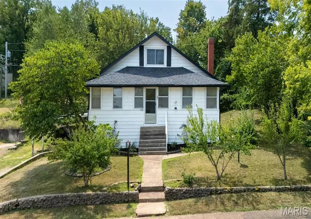 1st image of 402 Fort St, Waynesville, MO 65583 | MLS# MIS26051887