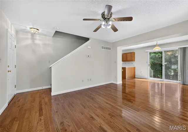 Photo 3 of Sale Pending at 48 Deer Grove Dr, St Peters, MO 63376 | MLS# MIS26051893 | Listing updated on 2026-09-02