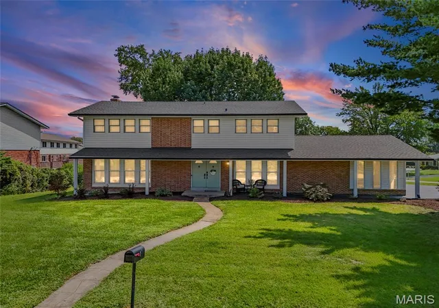 Photo 1 of Sale Pending at 1 Oakland Hills Dr, Chesterfield, MO 63017 | MLS# MIS26051896 | Listing updated on 2026-10-12