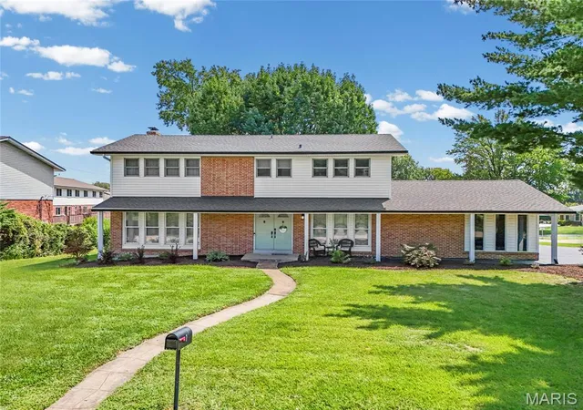 Photo 2 of Sale Pending at 1 Oakland Hills Dr, Chesterfield, MO 63017 | MLS# MIS26051896 | Listing updated on 2026-10-12