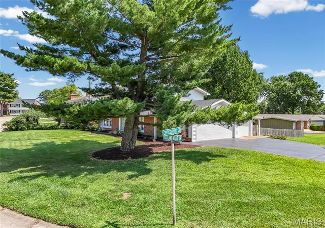 Photo 3 of Sale Pending at 1 Oakland Hills Dr, Chesterfield, MO 63017 | MLS# MIS26051896 | Listing updated on 2026-10-12