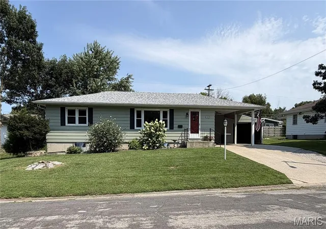 Photo 1 of Sale Pending at 1325 Springdale St, Mexico, MO 65265 | MLS# MIS26051910 | Listing updated on 2026-08-18