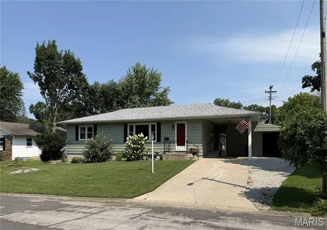 Photo 2 of Sale Pending at 1325 Springdale St, Mexico, MO 65265 | MLS# MIS26051910 | Listing updated on 2026-08-18