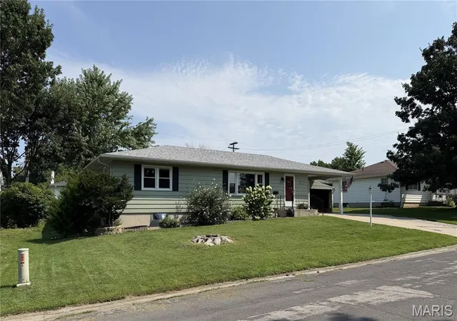 Photo 3 of Sale Pending at 1325 Springdale St, Mexico, MO 65265 | MLS# MIS26051910 | Listing updated on 2026-08-18