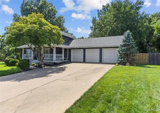 2nd image of 4 River Ridge Ct, Saint Charles, MO 63303 | MLS# MIS26051936