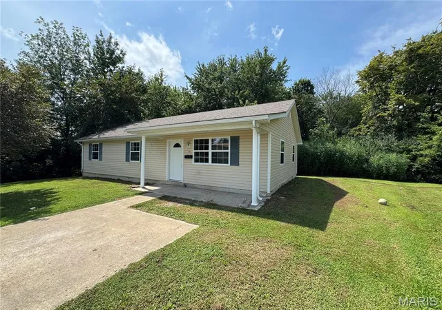 1st image of 108 N 18th St, Bowling Green, MO 63334 | MLS# MIS26051954