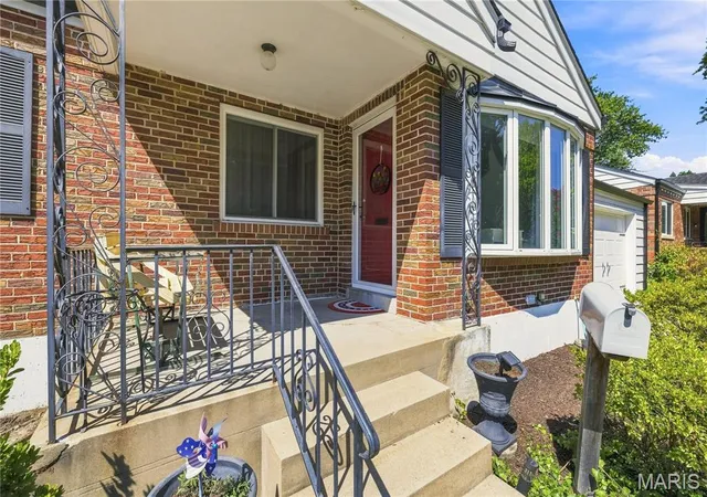 Photo 2 of Sale Pending at 1341 Pinetree Ln, Saint Louis, MO 63119 | MLS# MIS26051959 | Listing updated on 2026-09-28