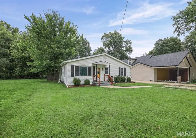 Photo 2 of Single family home for sale at 619 Thomas St, Edwardsville, IL 62025 | MLS# MIS26051968 | Listing updated on 2026-09-13