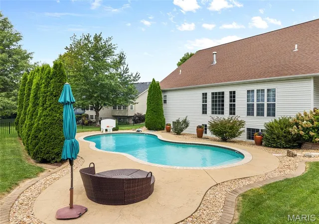 Photo 3 of Sale Pending at 180 Somerset Dr, Glen Carbon, IL 62034 | MLS# MIS26051979 | Listing updated on 2026-08-17