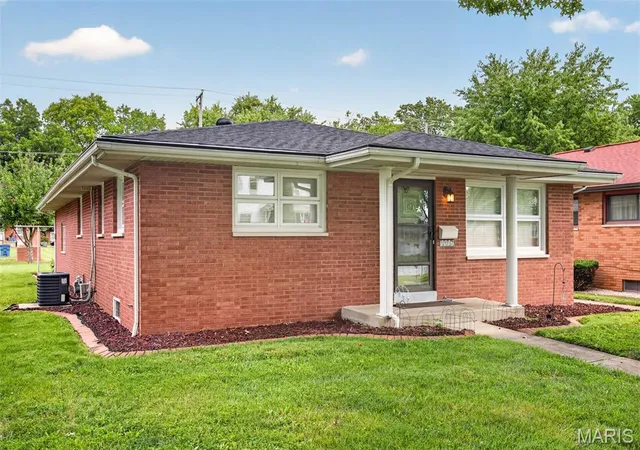 2nd image of 1117 9th St, Highland, IL 62249 | MLS# MIS26051987