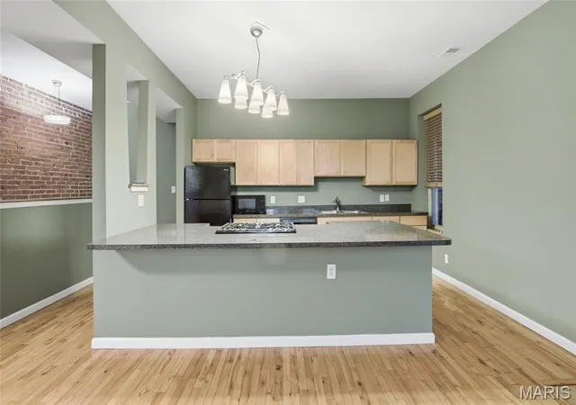 Photo 3 of Condo for sale at 4036 Laclede Ave #B, Saint Louis, MO 63108 | MLS# MIS26051991 | Listing updated on 2026-10-08