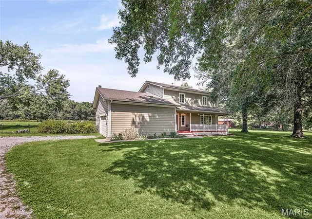Photo 3 of Single family home for sale at 14 Algonquin Dr, Millstadt, IL 62260 | MLS# MIS26051994 | Listing updated on 2026-09-02