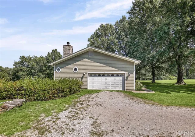 Photo 4 of Single family home for sale at 14 Algonquin Dr, Millstadt, IL 62260 | MLS# MIS26051994 | Listing updated on 2026-09-02