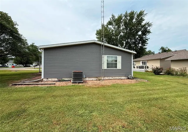 Photo 2 of Manufactured home for sale at 1829 W Main St, Vandalia, IL 62471 | MLS# MIS26052003 | Listing updated on 2026-09-08