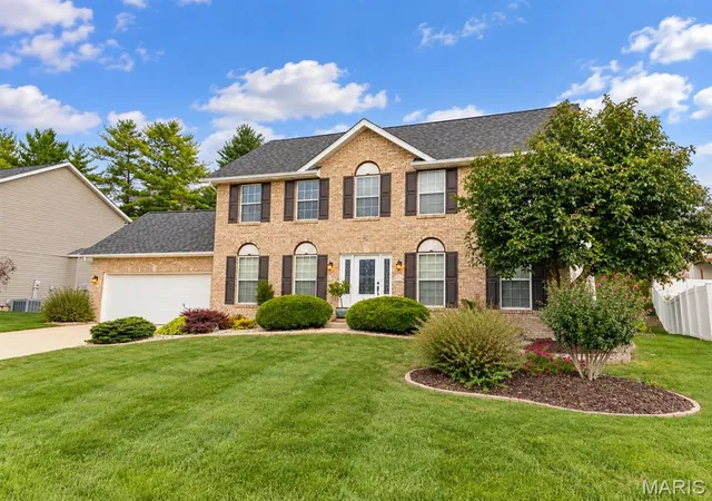 Photo 3 of Sale Pending at 14 Grandbrook Blvd, Collinsville, IL 62234 | MLS# MIS26052004 | Listing updated on 2026-10-03