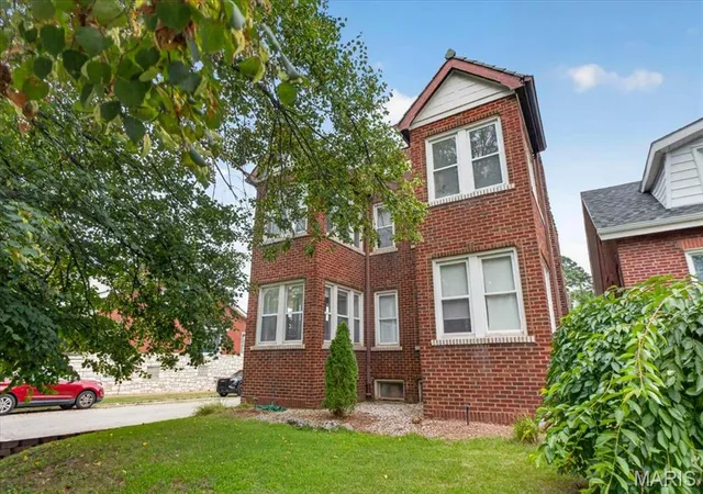 Photo 3 of Sale Pending at 6218 S Kingshighway Blvd, Saint Louis, MO 63109 | MLS# MIS26052015 | Listing updated on 2026-09-30