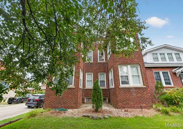 Photo 4 of Sale Pending at 6218 S Kingshighway Blvd, Saint Louis, MO 63109 | MLS# MIS26052015 | Listing updated on 2026-09-30