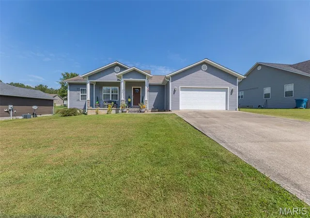 Photo 3 of Sale Pending at 324 Murfield Dr, Poplar Bluff, MO 63901 | MLS# MIS26052016 | Listing updated on 2026-09-03