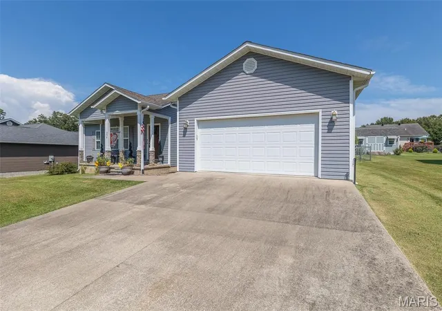Photo 3 of Sale Pending at 324 Murfield Dr, Poplar Bluff, MO 63901 | MLS# MIS26052016 | Listing updated on 2026-09-03