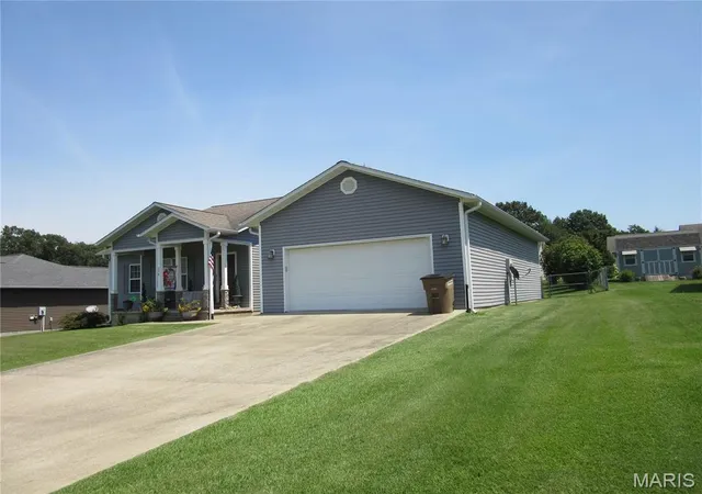 Photo 4 of Sale Pending at 324 Murfield Dr, Poplar Bluff, MO 63901 | MLS# MIS26052016 | Listing updated on 2026-09-03